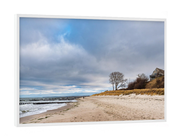 Poster mit weißem Rahmen "Strand, Düne, Haus, Baum" artboxONE - Natur,Reise,Architektur,Reise / Strand und Meer