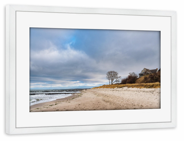 Poster mit Rahmen weiß "Strand, Düne, Haus, Baum" artboxONE - Natur,Reise,Architektur,Reise / Strand und Meer