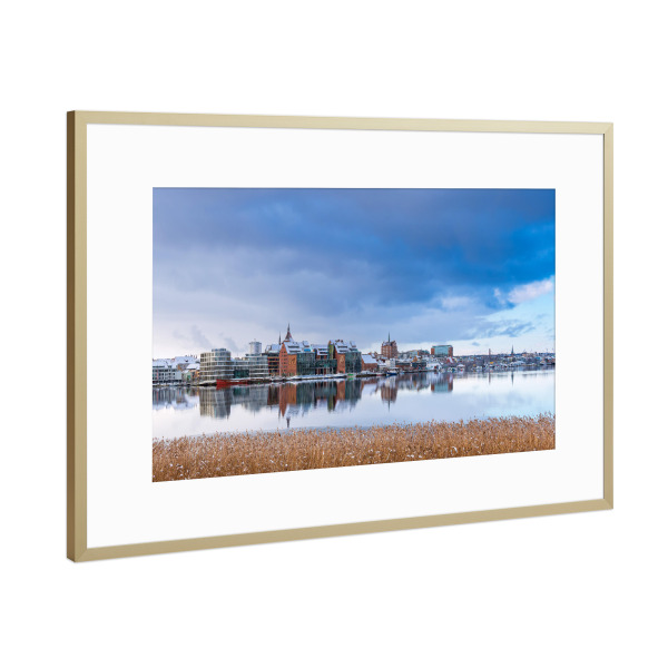 Poster mit Rahmen Gold "Schilf, Fluss, Gebäude, Wolken" artboxONE - Natur,Reise,Architektur,Städte / Weitere