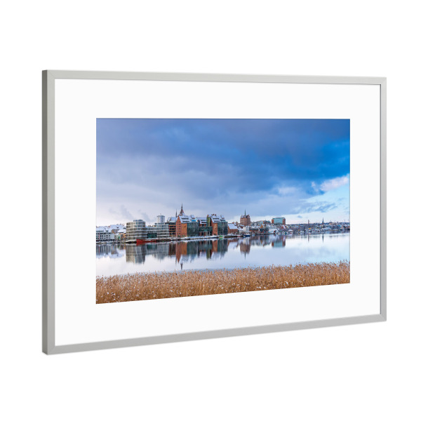 Poster mit Rahmen Silber "Schilf, Fluss, Gebäude, Wolken" artboxONE - Natur,Reise,Architektur,Städte / Weitere
