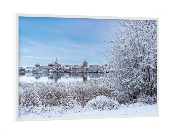 Poster mit weißem Rahmen "Stadt, Fluss, Baum, Schilf" artboxONE - Natur,Reise,Architektur,Städte / Weitere