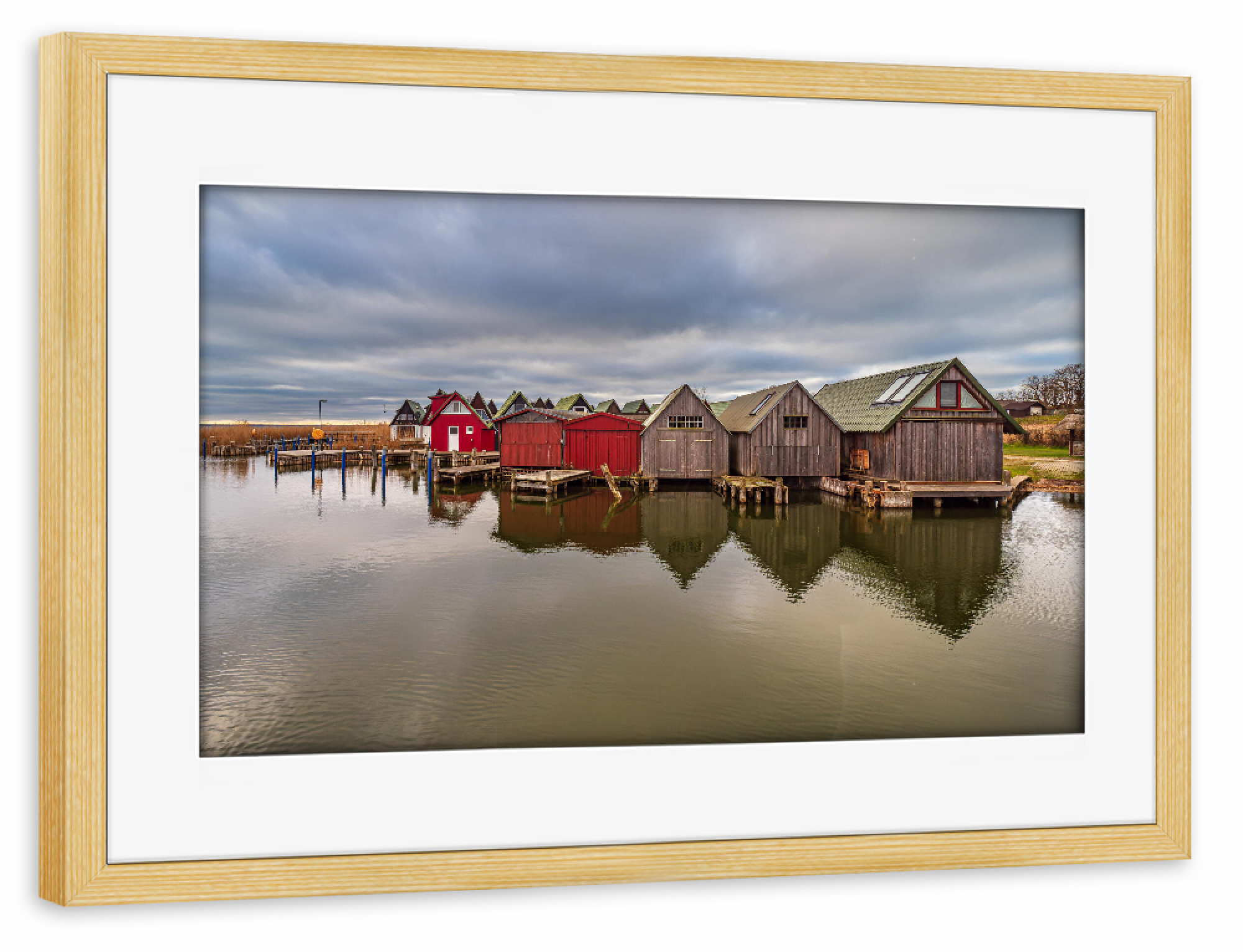 Poster mit Rahmen kiefer "Wolken, Bootshäuser, Bodden" artboxONE - Natur,Reise,Architektur,Reise / Strand und Meer