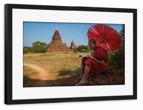 Poster mit Rahmen schwarz "Mönch in den Tempeln von Bagan" artboxONE - Architektur,Reise / Asien