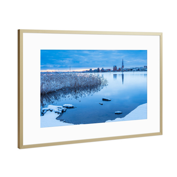 Poster mit Rahmen Gold "Schnee, Fluss, Schilf, Stadt" artboxONE - Natur,Reise,Architektur,Städte / Weitere