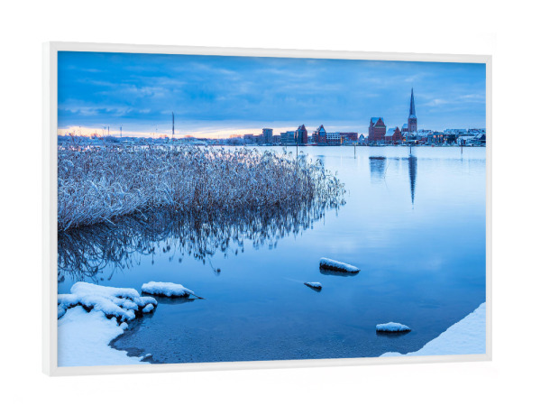 Poster mit weißem Rahmen "Schnee, Fluss, Schilf, Stadt" artboxONE - Natur,Reise,Architektur,Städte / Weitere