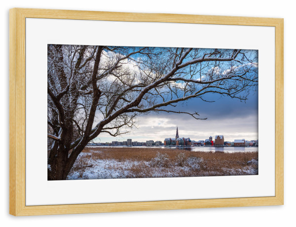 Poster mit Rahmen kiefer "Baum, Schilf, Fluss, Schnee, Stadt" artboxONE - Natur,Reise,Architektur,Städte / Weitere
