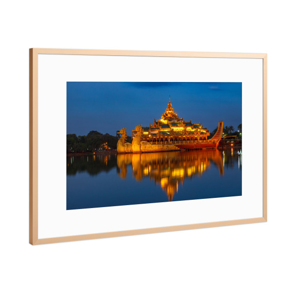 Poster mit Rahmen Kupfer "Die Barke bei Nacht" artboxONE - Architektur,Reise / Asien