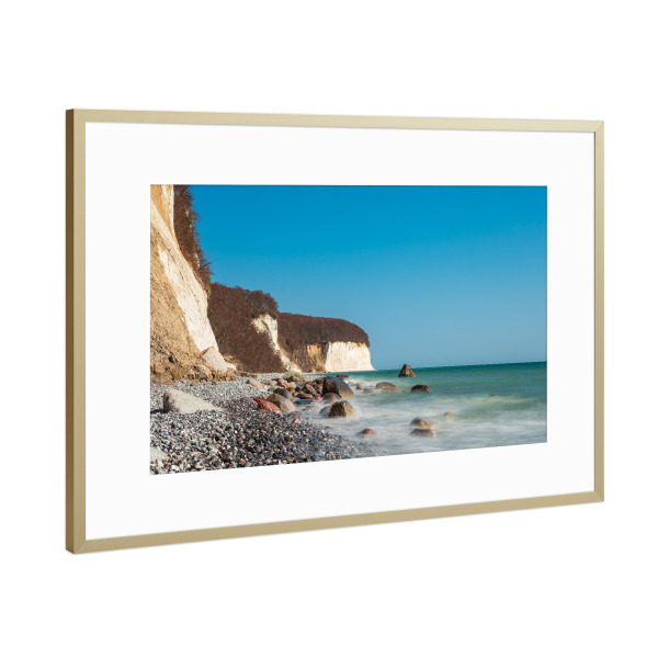 Poster mit Rahmen Gold "Wolkenlos, Kreidefelsen, Meer" artboxONE - Natur,Reise,Reise / Strand und Meer