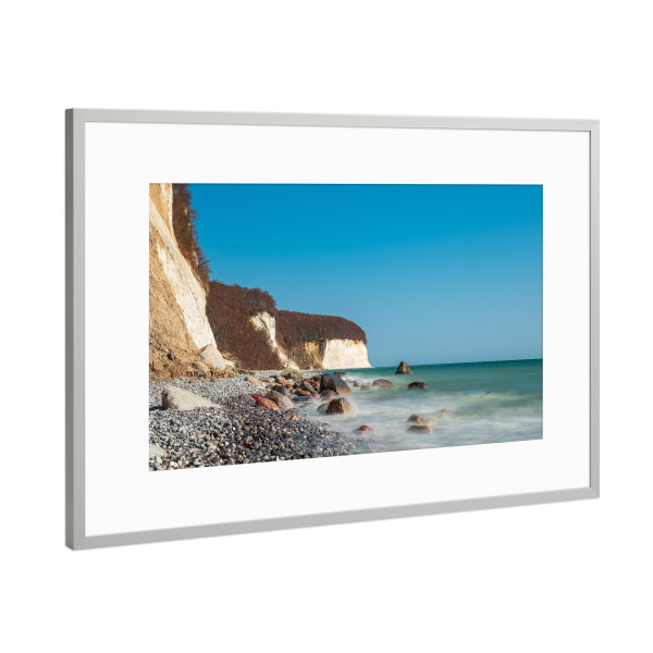 Poster mit Rahmen Silber "Wolkenlos, Kreidefelsen, Meer" artboxONE - Natur,Reise,Reise / Strand und Meer