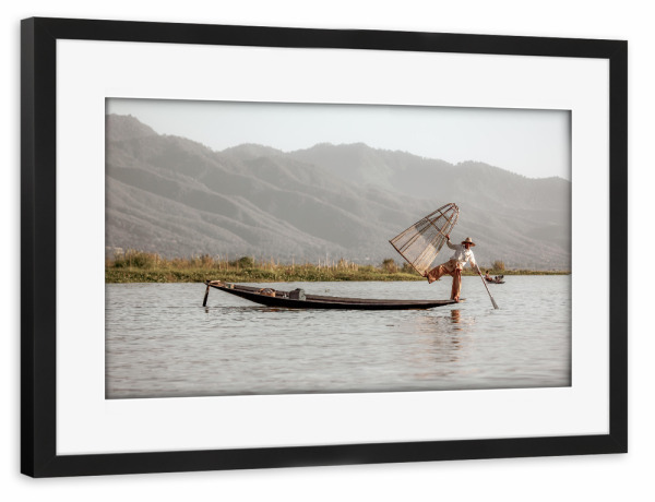 Poster mit Rahmen schwarz "Fischer vom Inle See in Myanmar" artboxONE - Reise,Menschen,Reise / Asien,Männer