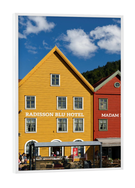 Poster mit weißem Rahmen "Gelbes Haus in Bergen" artboxONE - Reise,Architektur,Reise / Länder,Städte / Weitere