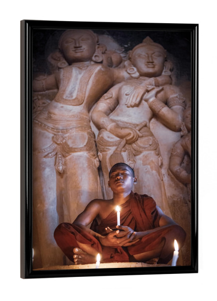 Poster mit schwarzem Rahmen "Betender Mönch in Bagan" artboxONE - Menschen,Architektur,Reise / Asien