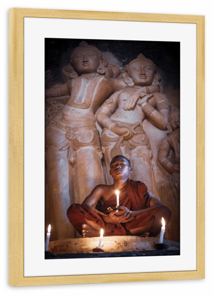 Poster mit Rahmen kiefer "Betender Mönch in Bagan" artboxONE - Menschen,Architektur,Reise / Asien