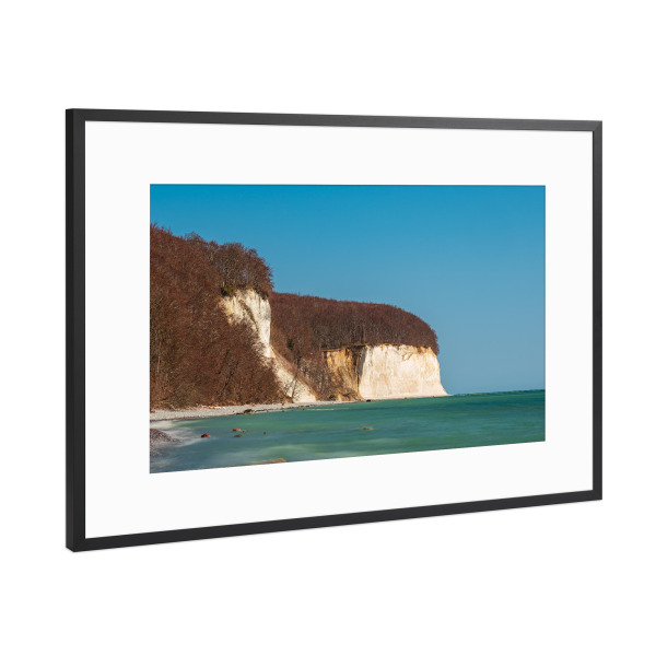 Poster mit Rahmen Schwarz (Metallic) "Meer, wolkenlos, Kreidefelsen" artboxONE - Natur,Reise,Reise / Strand und Meer