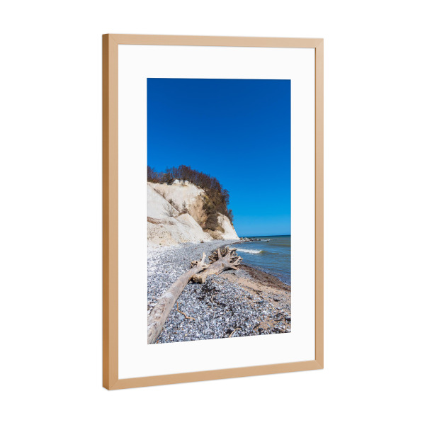 Poster mit Rahmen Kupfer "Kreidefelsen, Baumstamm, wolkenlos" artboxONE - Natur,Reise,Reise / Strand und Meer