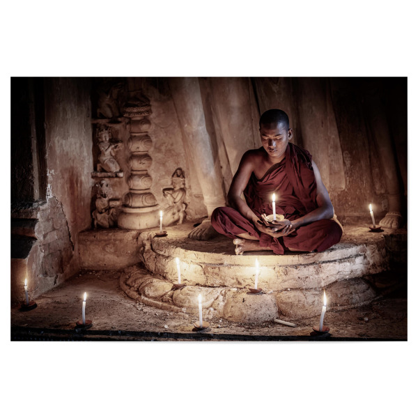 Poster 30x20 cm "Mönch beim Gebet" artboxONE - Reise / Asien,Männer - Myanmar,Burma,Mönch,Kloster,Novize,Tempel,Buddhismus,Buddha,Bagan,Religion,Asien