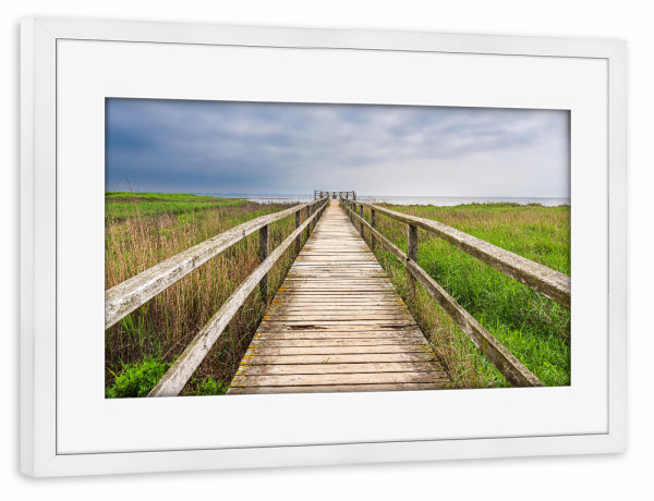 Poster mit Rahmen weiß "Bohlenweg, Gras, Küste" artboxONE - Natur,Reise,Architektur,Reise / Strand und Meer
