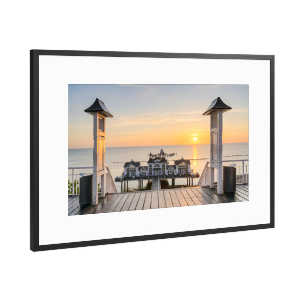 Poster mit Rahmen Schwarz (Metallic) "Seebrücke Sellin Sonnenaufgang" artboxONE - Reise,Reise / Strand und Meer,Reise / Länder
