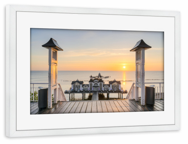 Poster mit Rahmen weiß "Seebrücke Sellin Sonnenaufgang" artboxONE - Reise,Reise / Strand und Meer,Reise / Länder