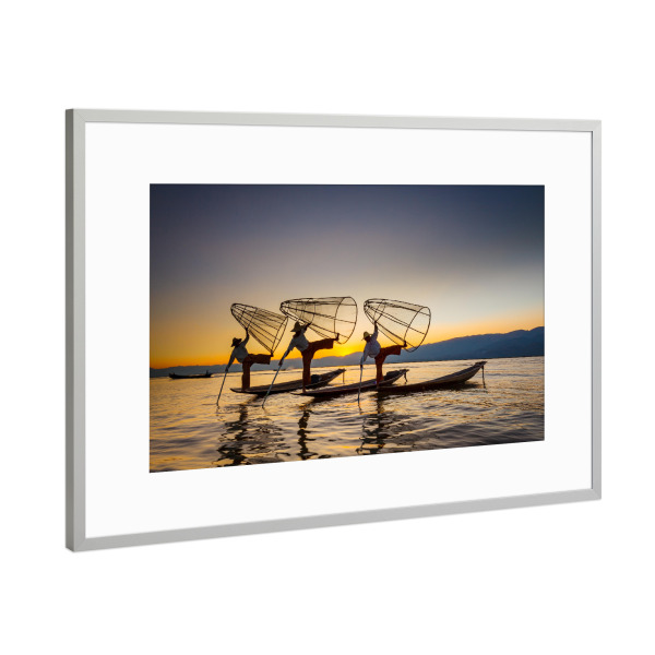 Poster mit Rahmen Silber "Sonnenuntergang am Inle See" artboxONE - Natur,Menschen,Reise / Asien