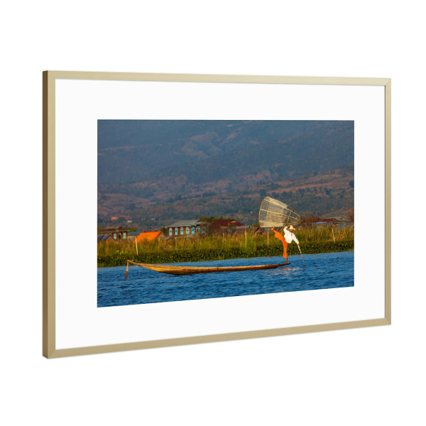 Poster mit Rahmen Gold "Inle See in Myanmar" artboxONE - Reise / Asien - Inle see,Myanmar,Burma,See,Fischer,Asien,Natur,Landschaft,Sonnenuntergang