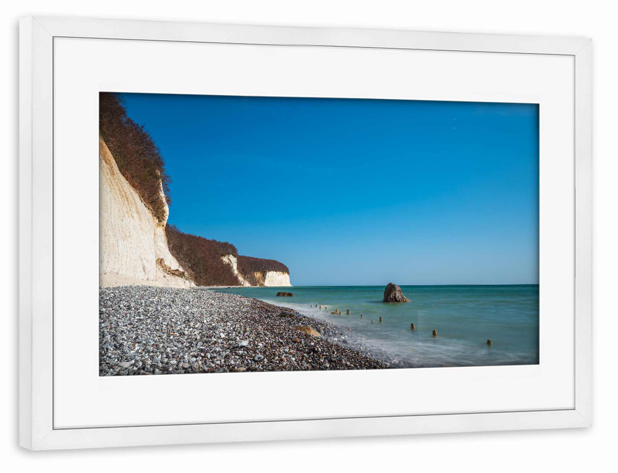 Poster mit Rahmen weiß "Steine, Buhne, Kreidefelsen, Meer" artboxONE - Natur,Reise,Reise / Strand und Meer