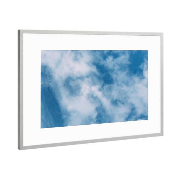 Poster mit Rahmen Silber "Wolkig" artboxONE - Natur,Abstrakt - Himmel,Bewölkt,Sonnenschein,Wolken,Wolkenformation,Blau,Weiß,Natur,Blauer himmel,Wolkig