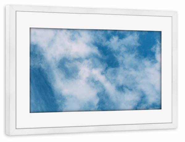 Poster mit Rahmen weiß "Wolkig" artboxONE - Natur,Abstrakt - Himmel,Bewölkt,Sonnenschein,Wolken,Wolkenformation,Blau,Weiß,Natur,Blauer himmel,Wolkig