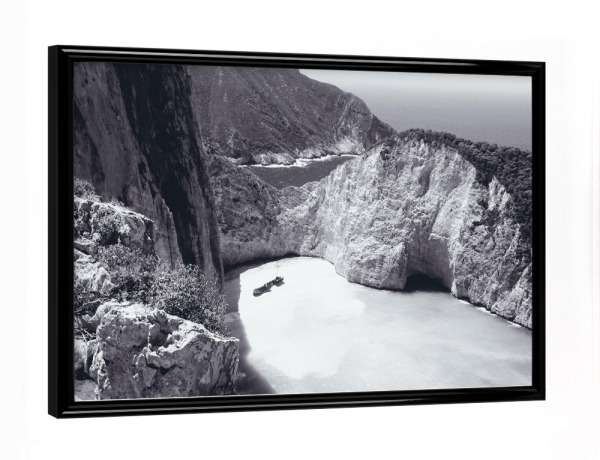 Poster mit schwarzem Rahmen "Shipwreck Beach, Zante GR" artboxONE - Reise,Schwarzweiß,Reise / Strand und Meer,Reise / Länder