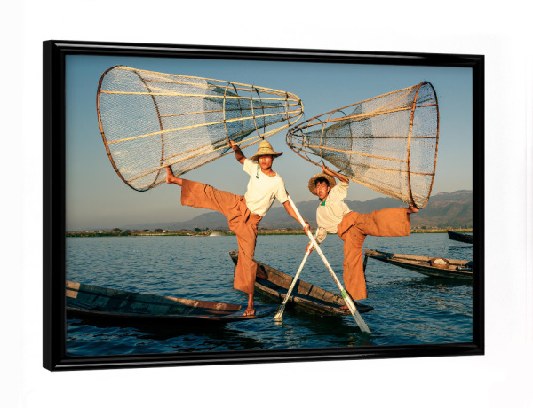 Poster mit schwarzem Rahmen "Inle See Akrobaten" artboxONE - Natur,Menschen,Reise / Asien