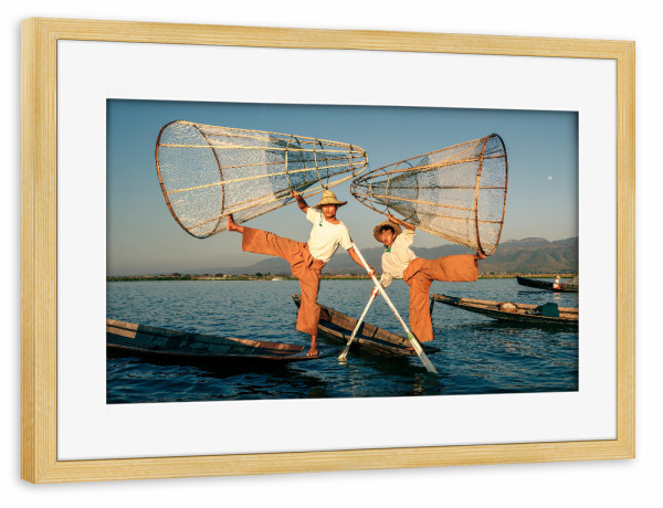 Poster mit Rahmen kiefer "Inle See Akrobaten" artboxONE - Natur,Menschen,Reise / Asien