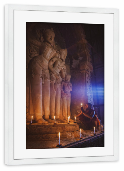 Poster mit Rahmen weiß "Mönch beim beten" artboxONE - Architektur,Reise / Asien,Männer