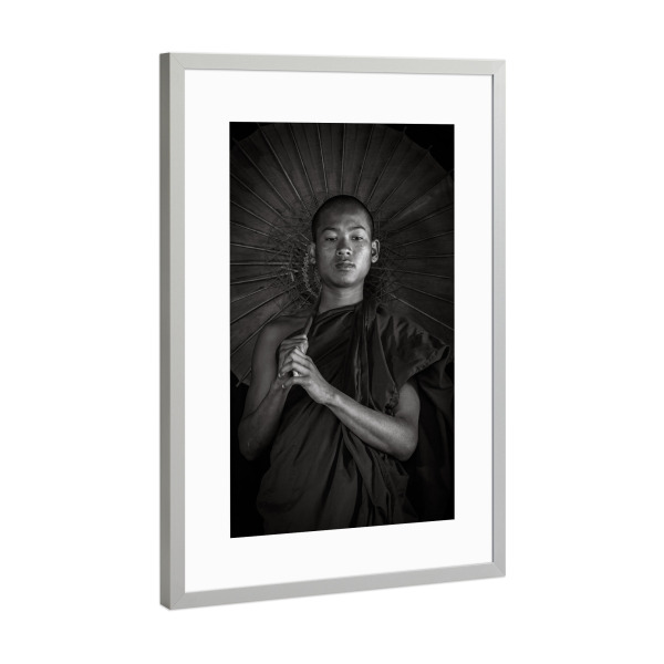 Poster mit Rahmen Silber "Junger Mönch mit Sonnenschirm" artboxONE - Menschen,Reise / Asien