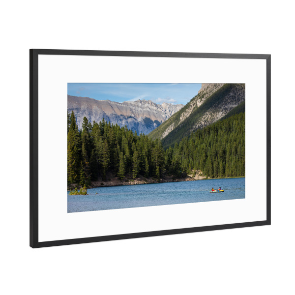 Poster mit Rahmen Schwarz (Metallic) "Bergsee in den Rocky Mountains" artboxONE - Natur,Reise
