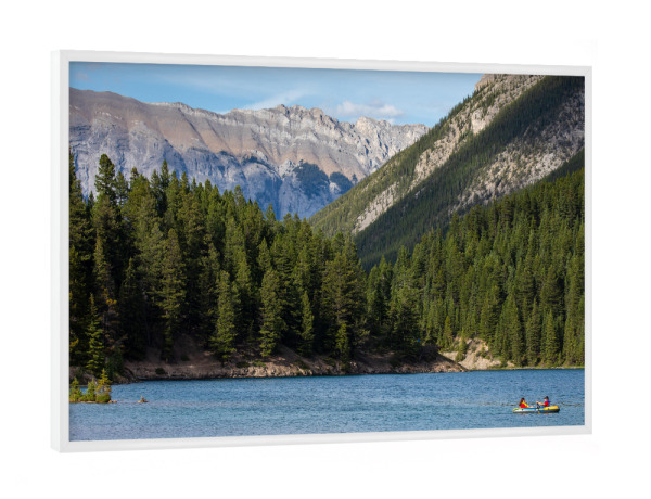Poster mit weißem Rahmen "Bergsee in den Rocky Mountains" artboxONE - Natur,Reise - Kanada,Landschaft,Natur,Rocky mountains,Bergsee,See,Berge,Wald