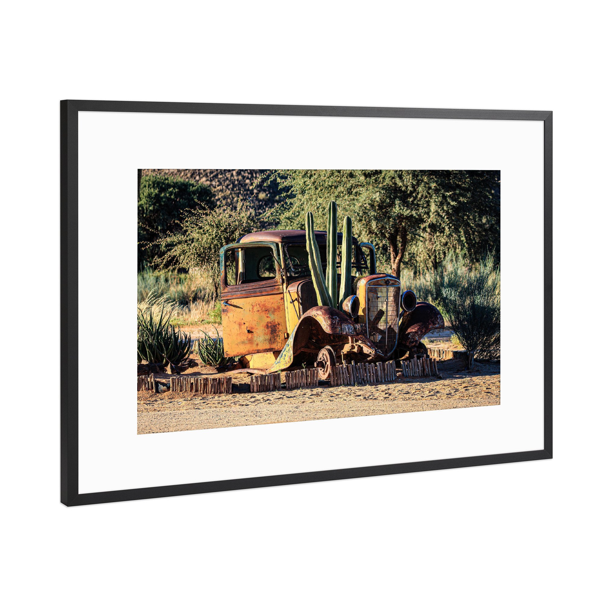 Poster mit Rahmen Schwarz (Metallic) "Oldtimer in der Wüste von Namibia" artboxONE - Reise / Afrika,Automobile