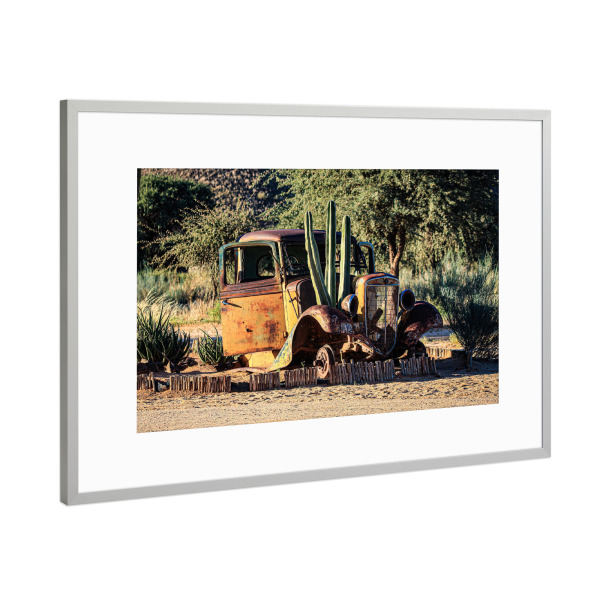 Poster mit Rahmen Silber "Oldtimer in der Wüste von Namibia" artboxONE - Reise / Afrika,Automobile