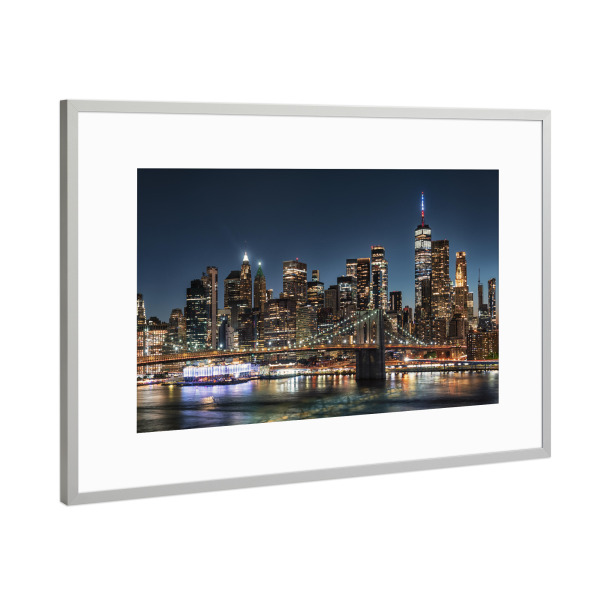 Poster mit Rahmen Silber "Nacht in Manhattan" artboxONE - Städte,Städte / New York,Architektur,Reise / Länder
