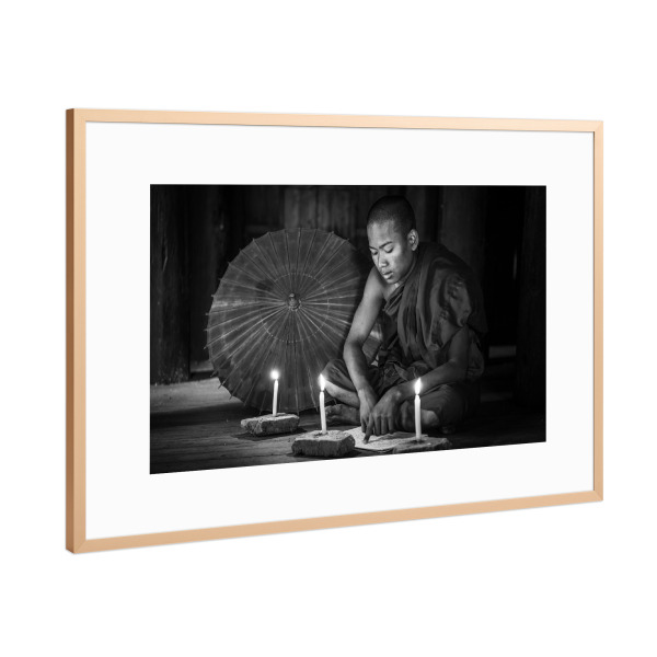 Poster mit Rahmen Kupfer "Junger Mönch beim Gebet" artboxONE - Menschen,Männer