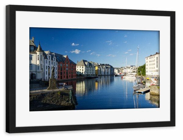 Poster mit Rahmen schwarz "Häuseransicht von Alesund" artboxONE - Reise,Architektur,Reise / Strand und Meer,Reise / Länder