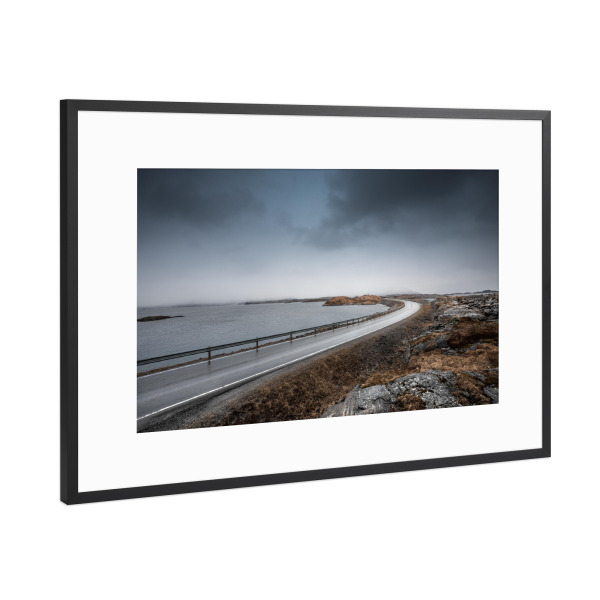 Poster mit Rahmen Schwarz (Metallic) "Scenic Road" artboxONE - Natur,Reise - Straße,Road trip,Küste,Küstenstraße,Norwegen,Skandinavien,Felsen,Wetter