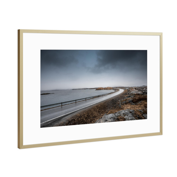 Poster mit Rahmen Gold "Scenic Road" artboxONE - Natur,Reise - Straße,Road trip,Küste,Küstenstraße,Norwegen,Skandinavien,Felsen,Wetter