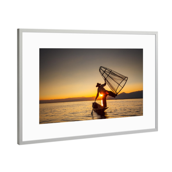 Poster mit Rahmen Silber "Der Fischer vom Inle See" artboxONE - Menschen,Reise / Asien