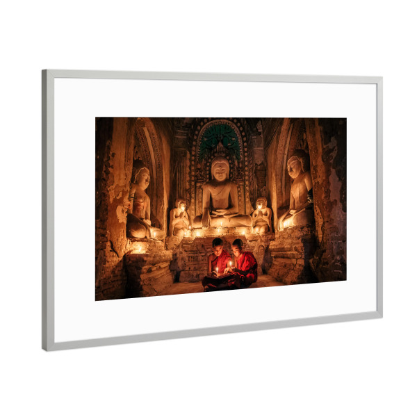 Poster mit Rahmen Silber "Junge Mönche in Bagan" artboxONE - Menschen,Architektur,Reise / Asien