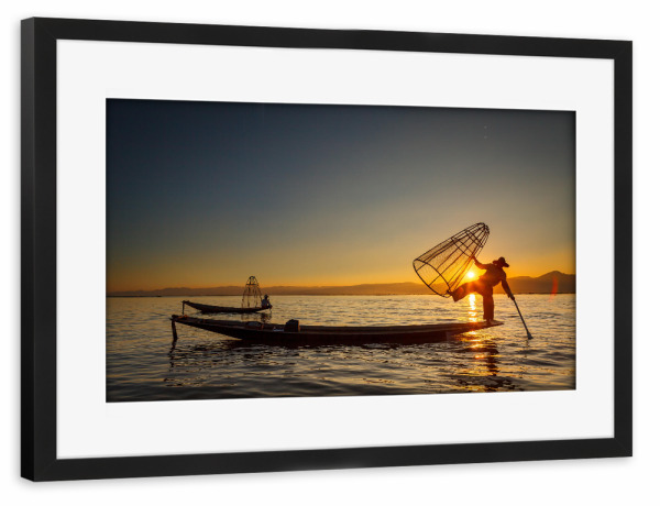 Poster mit Rahmen schwarz "Der Sonnenuntergang am Inle See" artboxONE - Reise / Asien