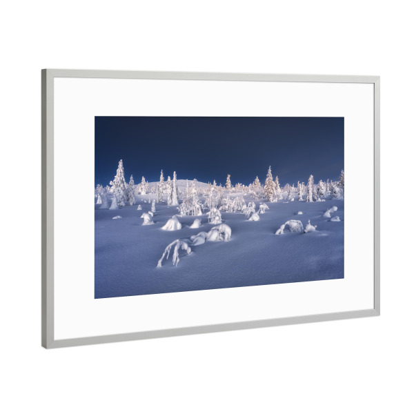 Poster mit Rahmen Silber "Schneelandschaft zur blauen Stunde" artboxONE - Natur,Reise