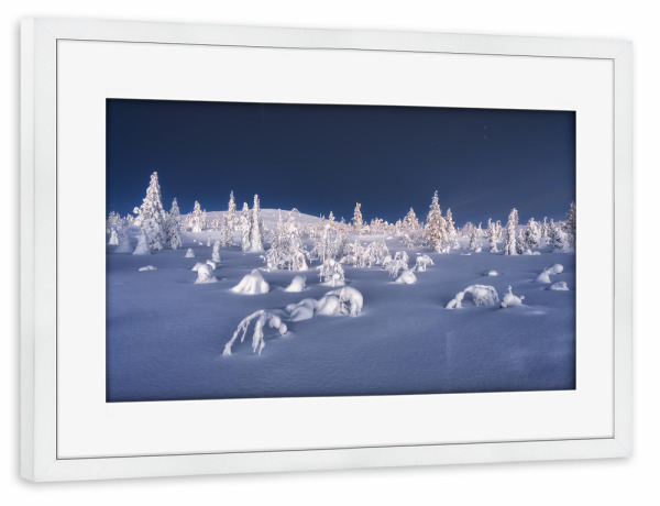 Poster mit Rahmen weiß "Schneelandschaft zur blauen Stunde" artboxONE - Natur,Reise