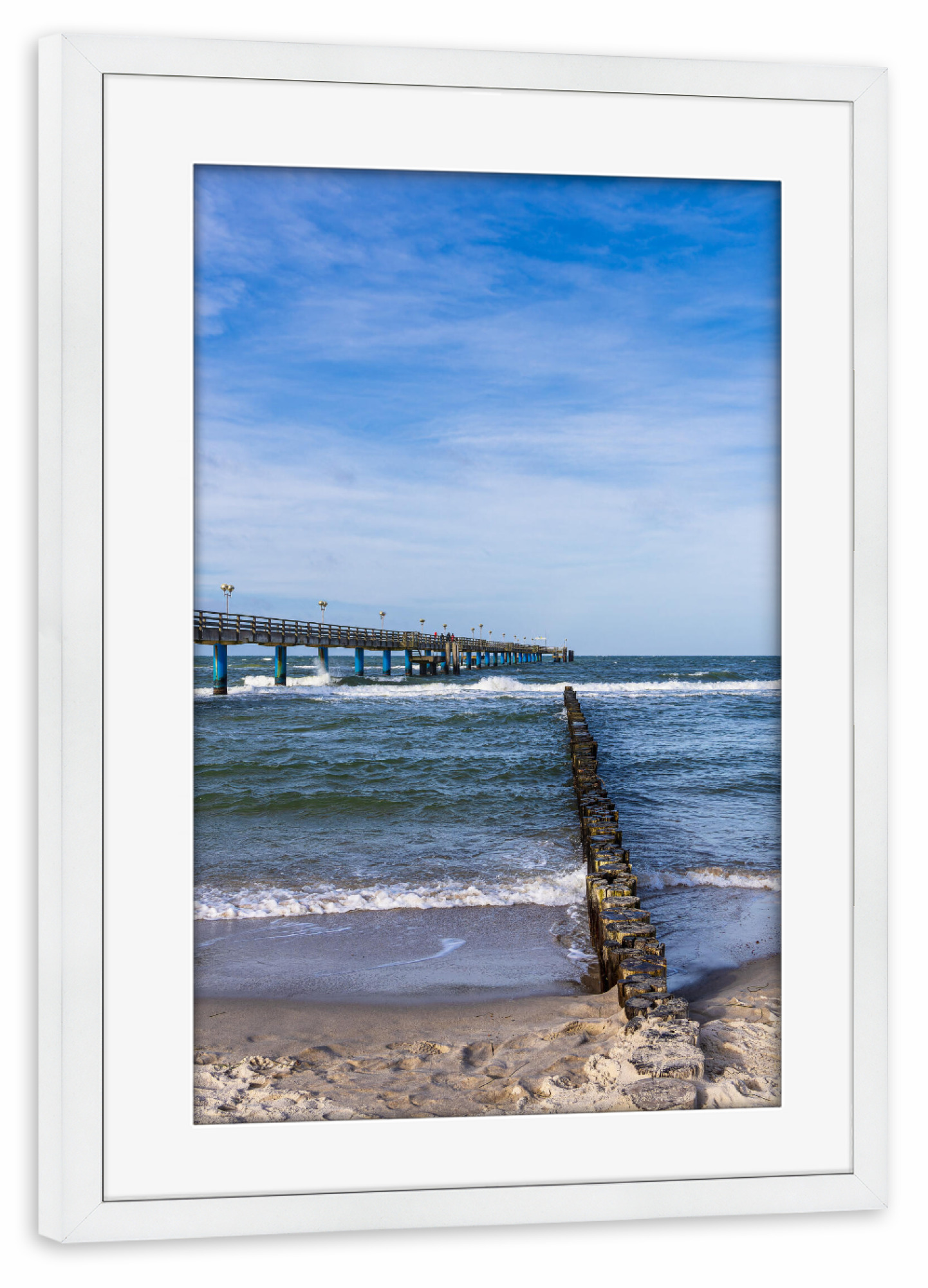 Poster mit Rahmen weiß "Wolken, Strand, Seebrücke, Buhne" artboxONE - Natur,Reise,Architektur,Reise / Strand und Meer