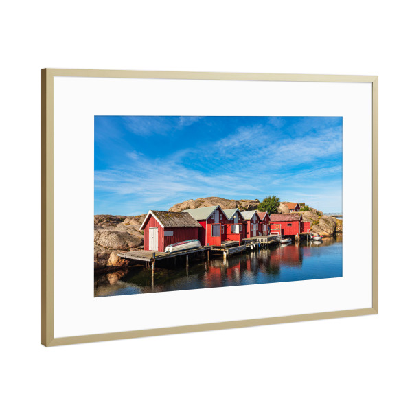 Poster mit Rahmen Gold "Rote Bootshäuser am Meer" artboxONE - Natur,Reise,Architektur,Reise / Strand und Meer,Reise / Länder