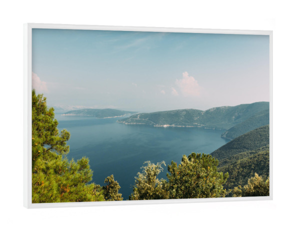 Poster mit weißem Rahmen "Weitblick auf Mali Losinj" artboxONE - Natur,Reise,Reise / Strand und Meer,Buchstaben / K,Buchstaben / M